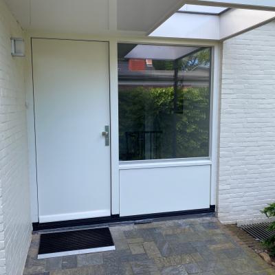 Nieuw geplaatst voordeur kozijn