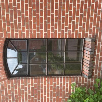 Nieuw stalen raam met dubbel glas geplaatst.