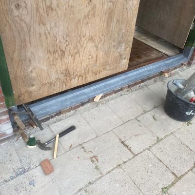 Stellen natuursteen onderdorpel